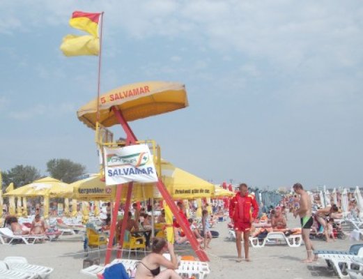 Interzis la îmbăiere! Steaguri galbene şi roşii din cauza valurilor periculoase